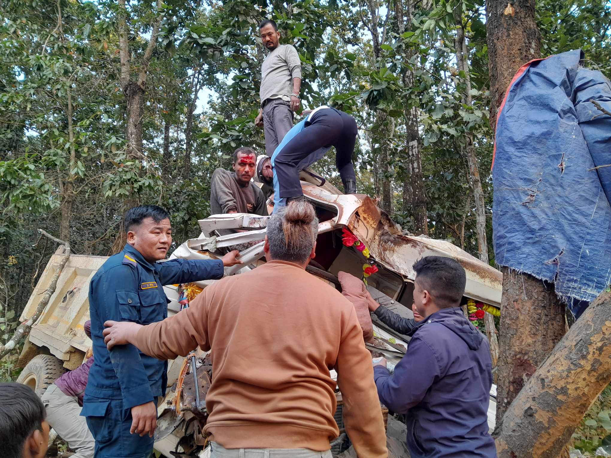 अँधेरी झर्ना जंगलमा टिफर दुर्घटना, चालक गम्भीर घाईते