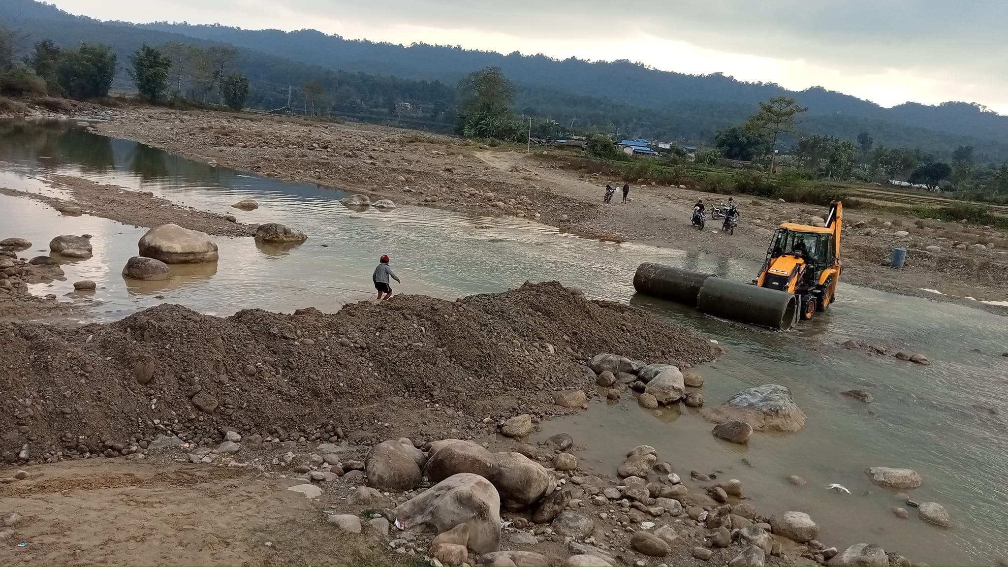 बिप्लब कार्यकर्ताले वैजनाथ खोलामा ह्युमपाईप लगाए 