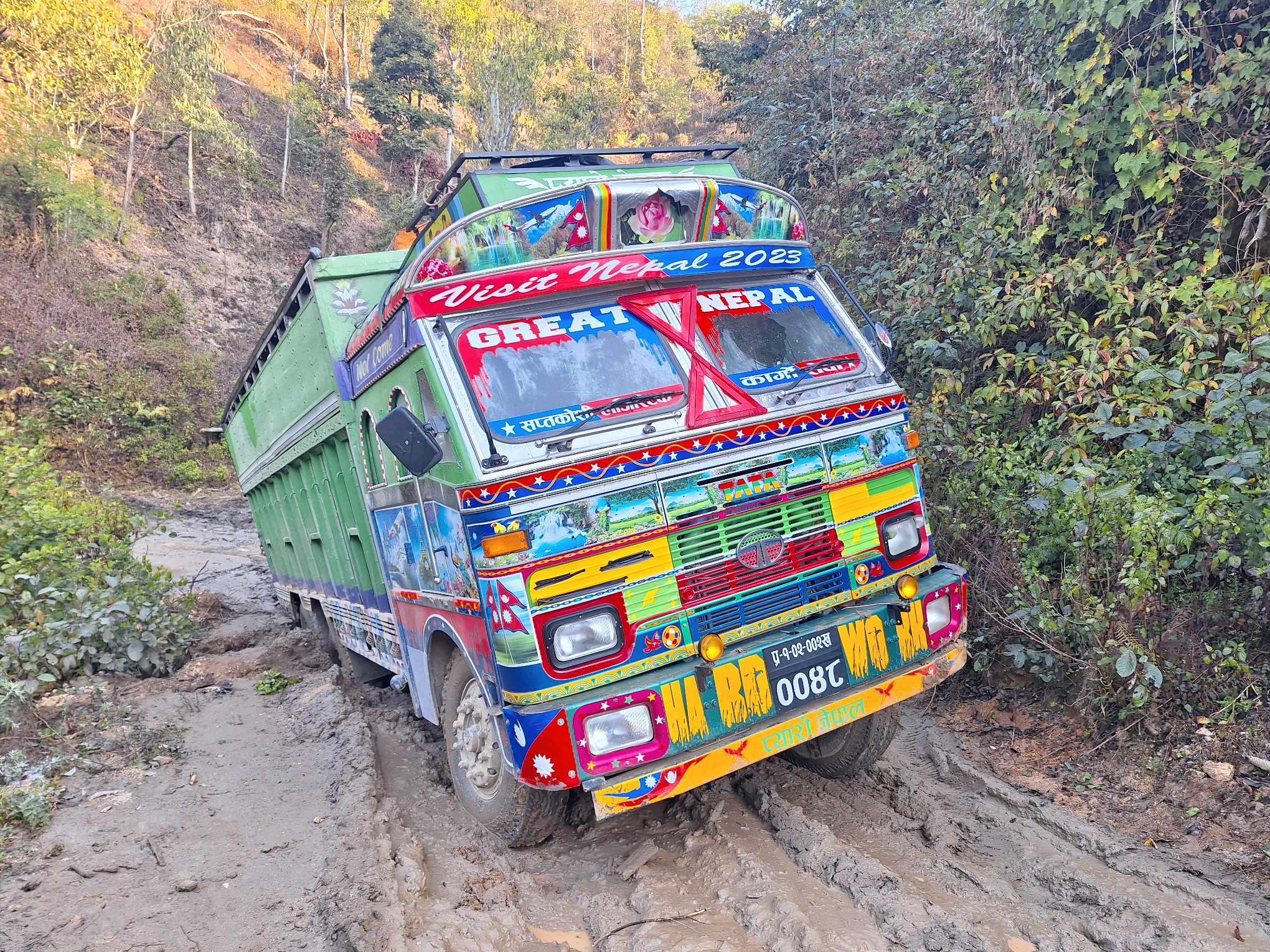 साकेलामा अत्याधिक भारबहनका गाडी प्रवेशमा रोक