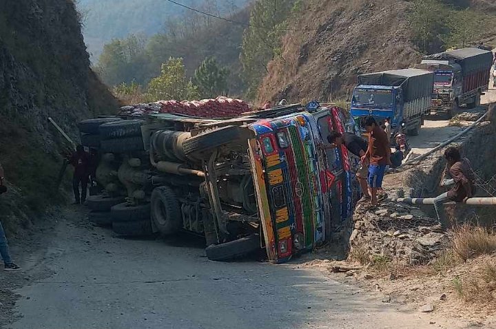 ट्रक पल्टेर अबरुद्ध सिद्धिचरण लोकमार्ग सुचारु