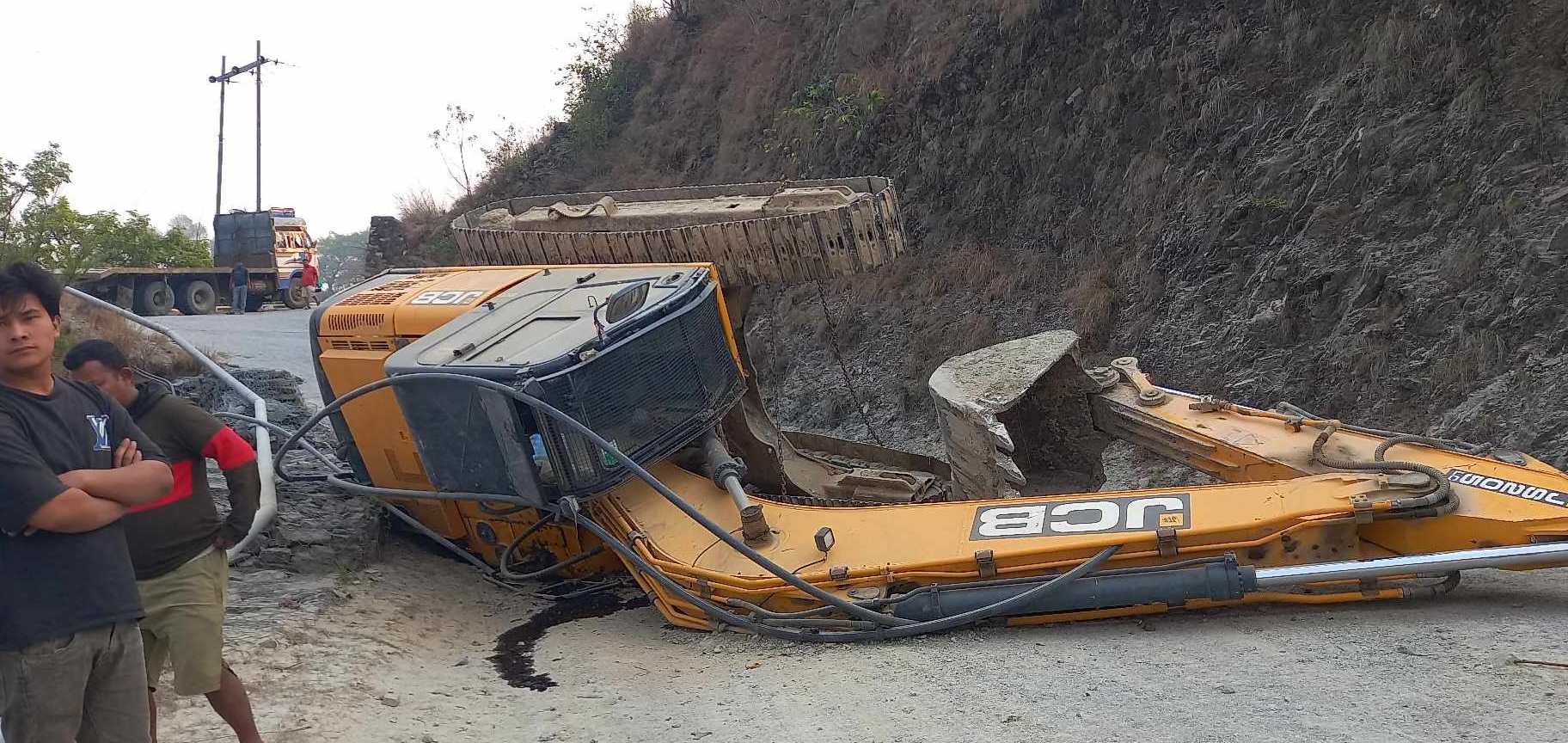 ठाँटीमा स्काभेटर पल्टेपछि सडक अवरुद्ध