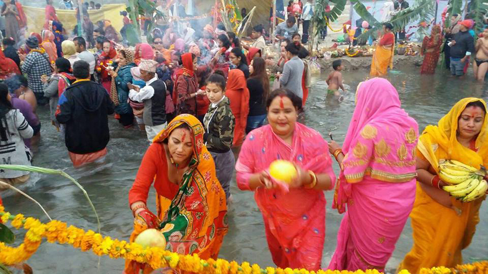 कोविडमा छठ, खोला बन्द भएपछि कृतिम पोखरीमा पुजा गर्दै मनाइयो 