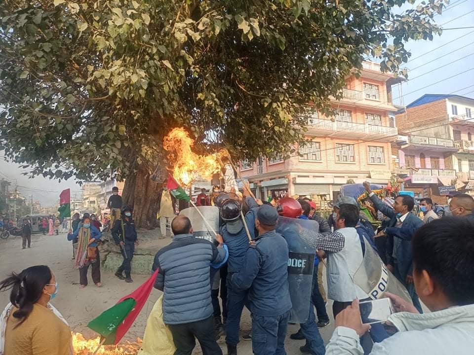 दिनहुँ प्रधानमन्त्रीको पुत्ला दहन