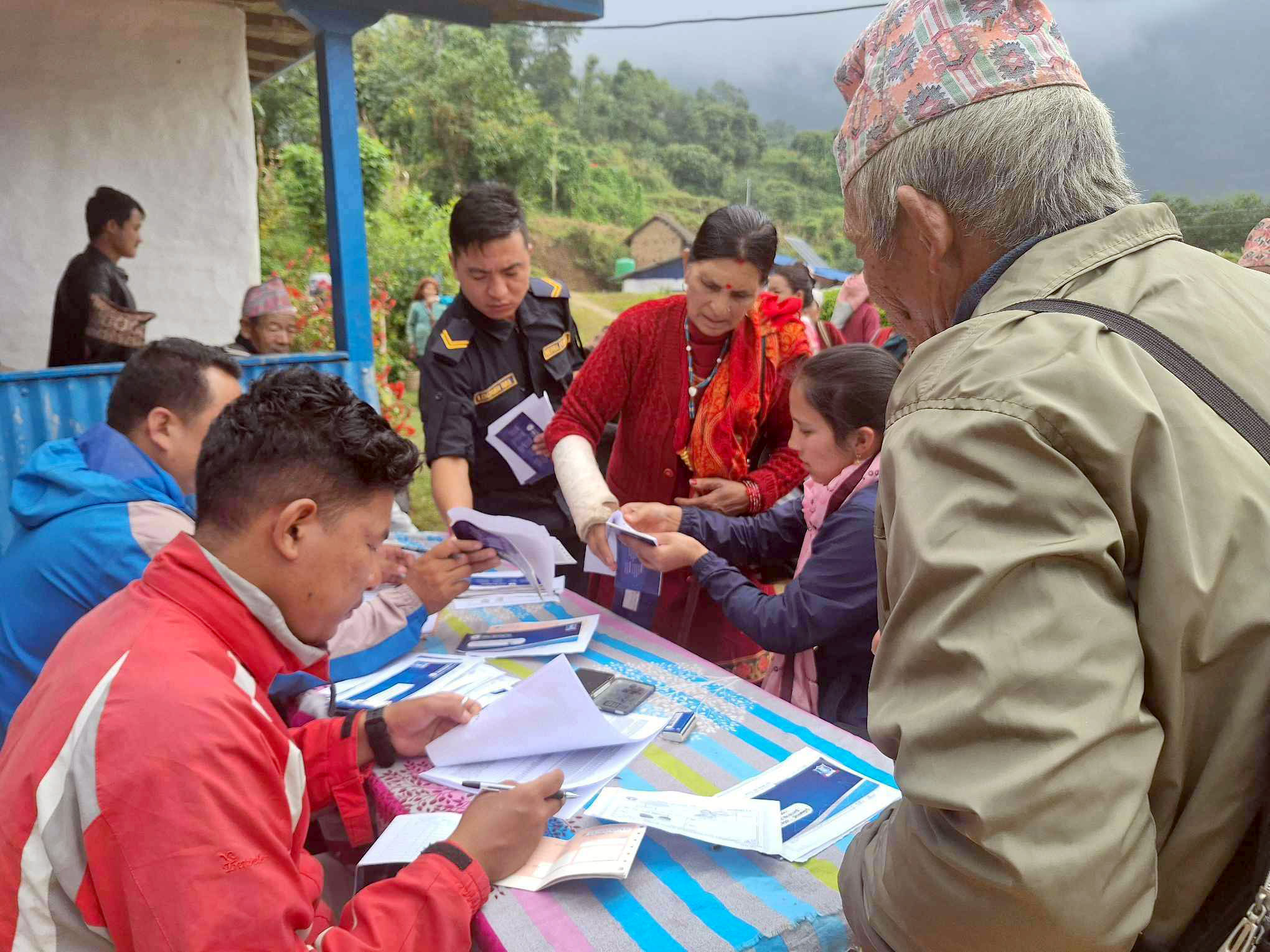 साकेलामा टोलबाटै वृद्धभत्ता वितरण सुरु