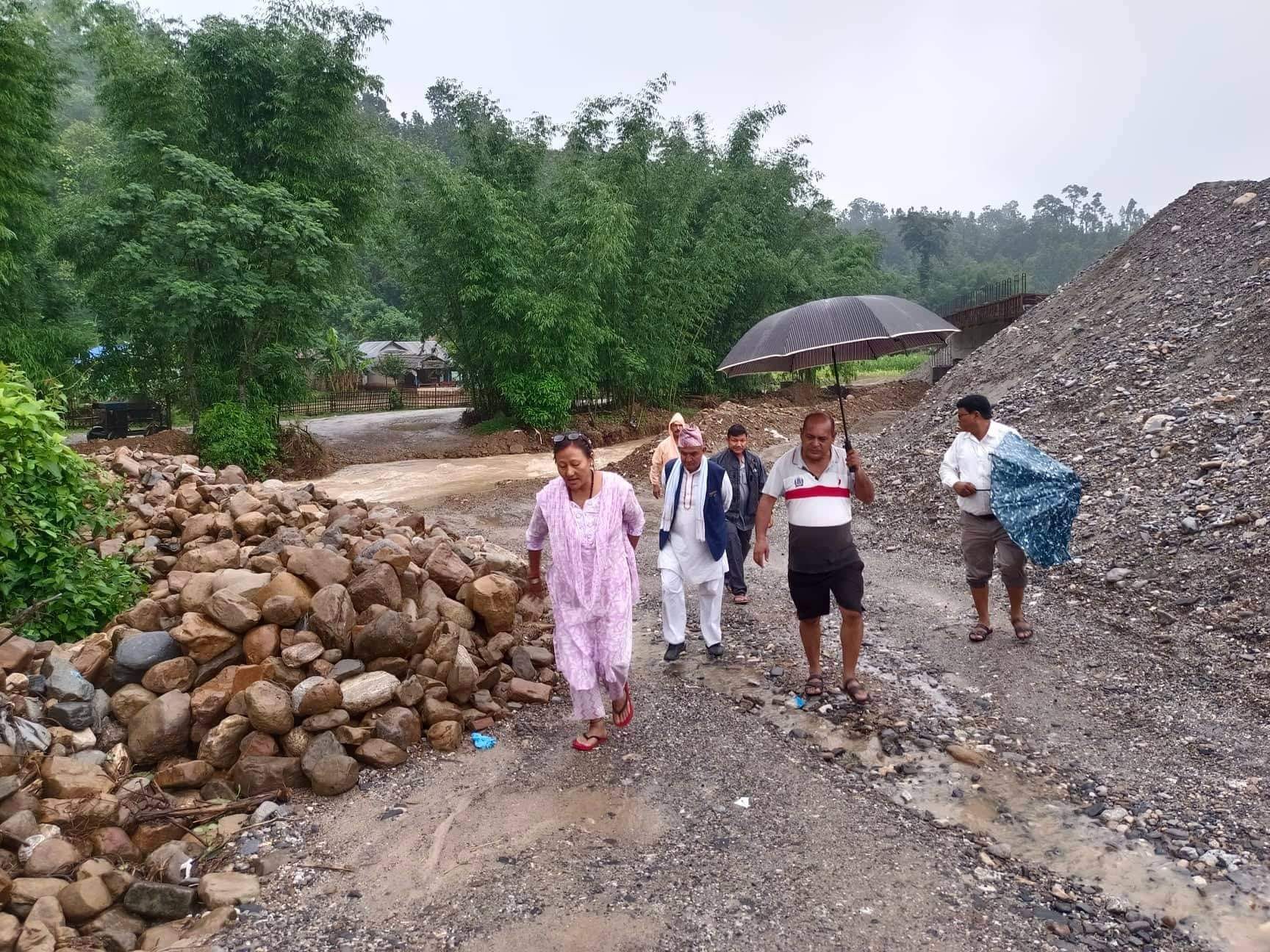 लगातार वर्षाले पहाडी भेगका सडक बन्द, तराईमा डुबान र कटान बढ्दै