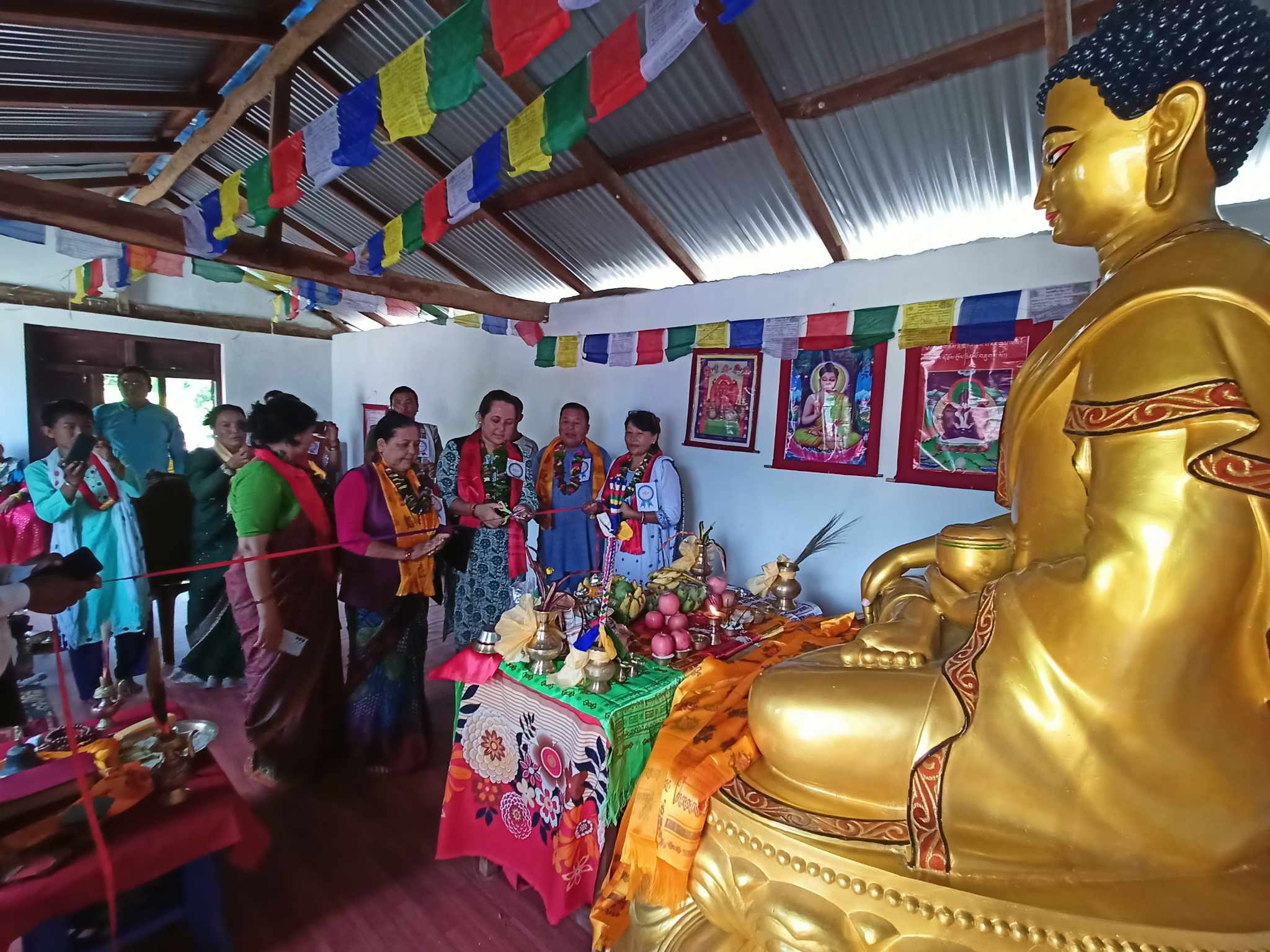 ब्याङ्ग्रीमा गुम्बा र बुद्ध मूर्ति ठडियो 